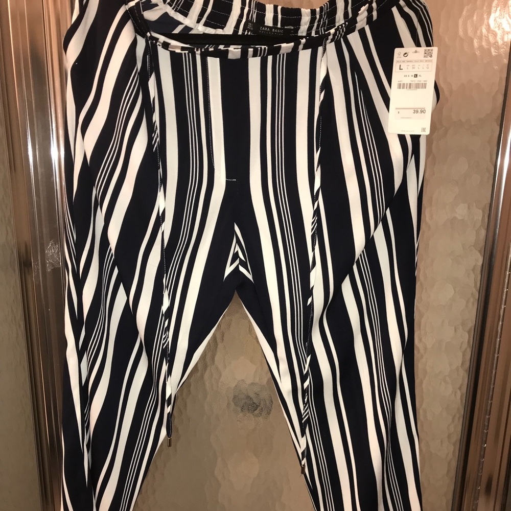 Zara’s women’s NAVY and white pant